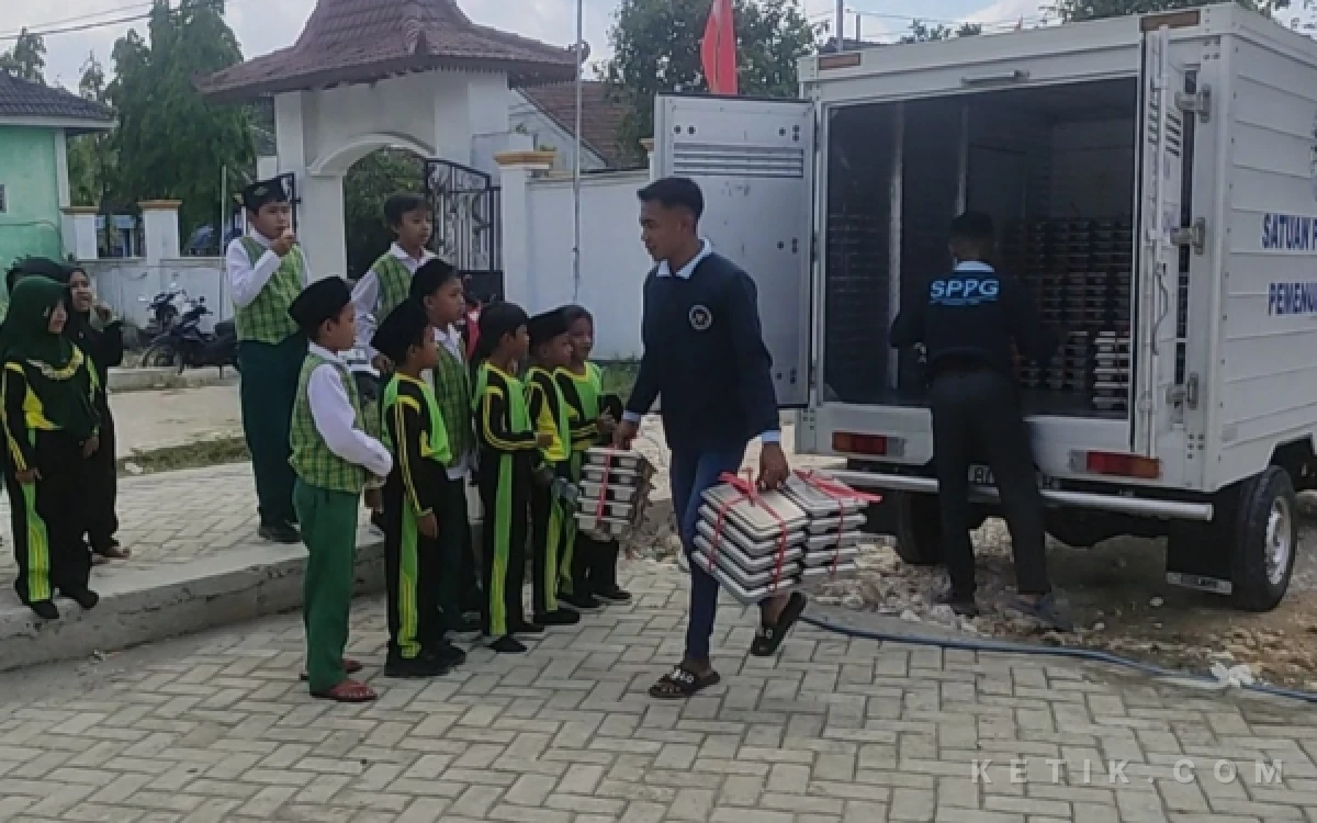 Foto Nampak siswa sekolah menunggu kedatangan kendaraan pengangkut progam Makan Bergizi Gratis, Minggu 4 Oktober 2026 (Foto : Ahmad Istihar/Ketik.com)