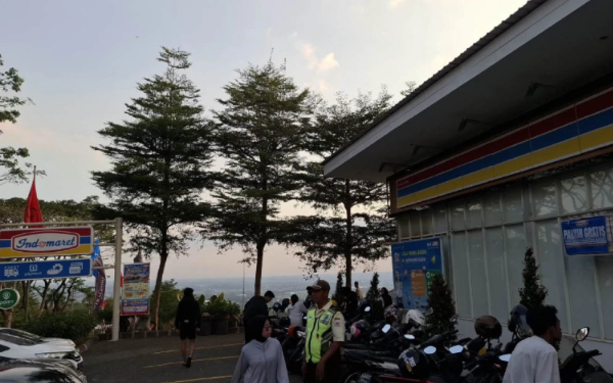 Foto Pengunjung mulai berdatangan di taman sebelah Indomaret yang berada di kawasan perumahan Citra Garden, kemarin (18/7) (Foto: Shilfina/Ketik.com)