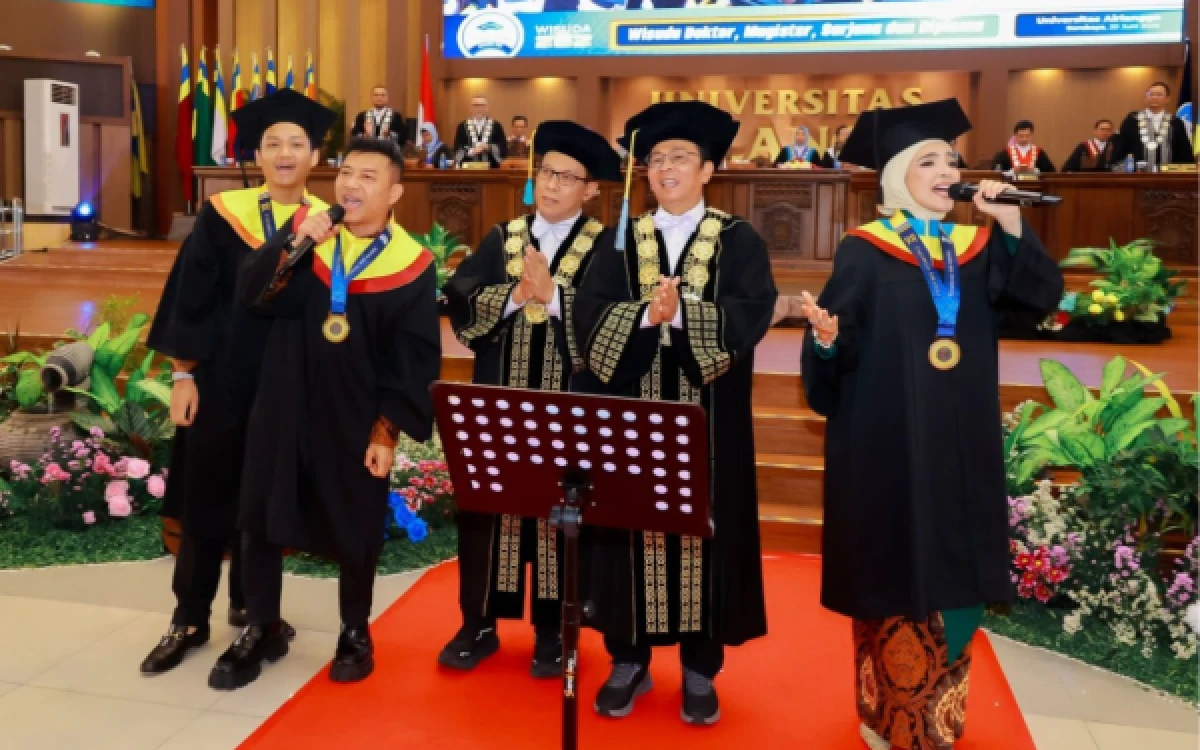 Thumbnail Berita - Kompak! Ashanty, Anang dan Azriel Wisuda Bareng di Unair