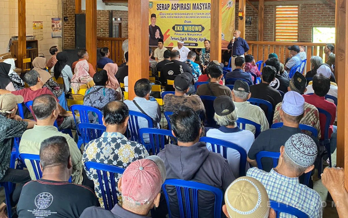 Foto Eko Wibowo ketika menerima aspirasi masyarakat di Joglo Wibowo tempatnya. (Foto: Dok. Pribadi for Ketik).