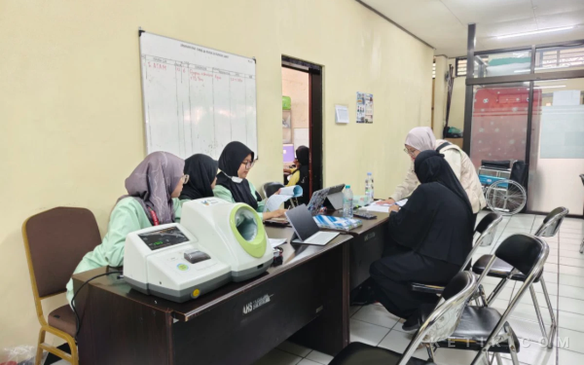 Thumbnail Berita - 100 Kloter Tiba di Debarkasi Surabaya, Ketua PPIH Sebut Proses Pemulangan Berjalan Lancar