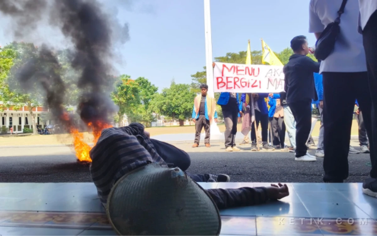 Thumbnail Berita - Mudarat MBG hingga KDMP, PMII Pacitan Demo Bawa Daftar Keluhan ke DPRD-Pendopo