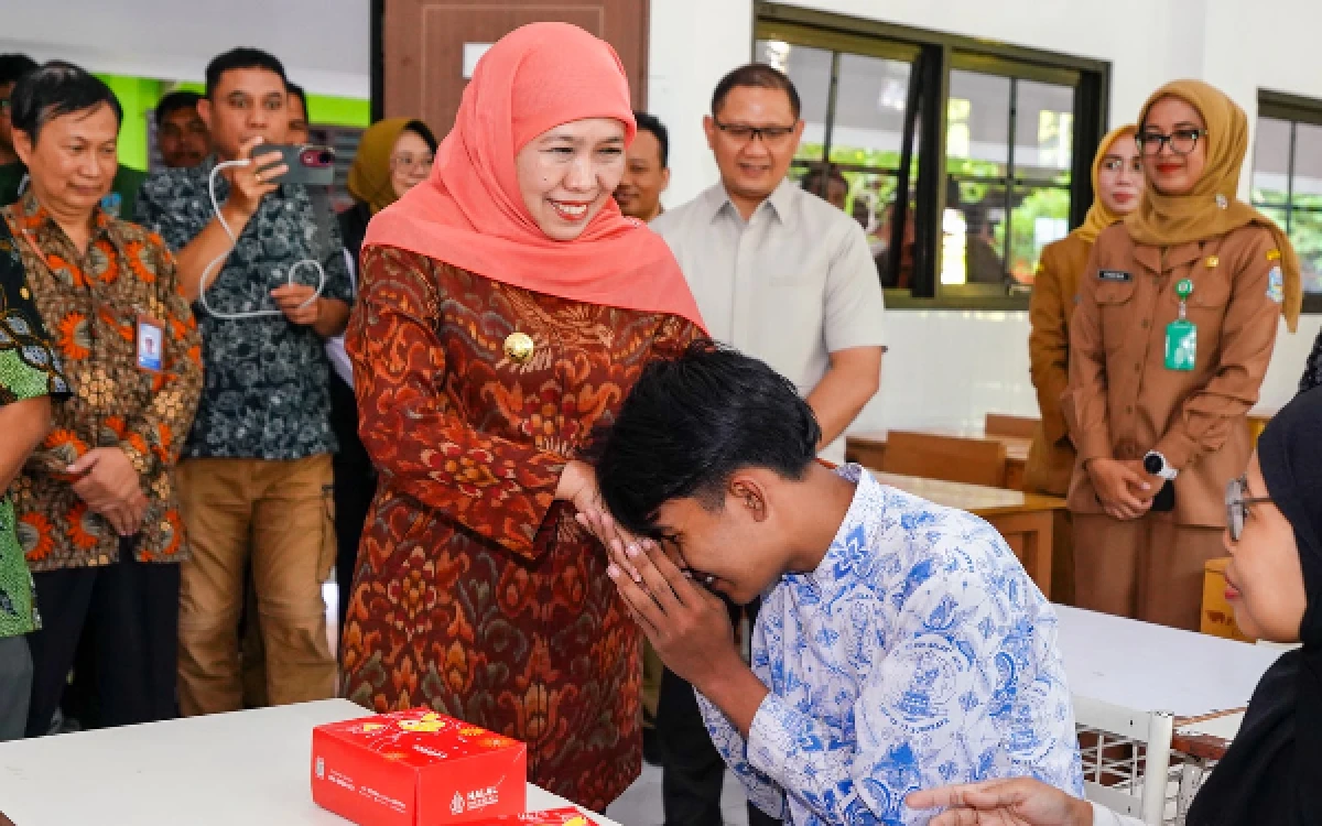 Thumbnail Berita - Alhamdulillah Tidak Antre Panjang! Gubernur Khofifah Tiinjau Verifikasi SPMB SMA Kompleks di Surabaya, Pastikan Tertib dan Transparan