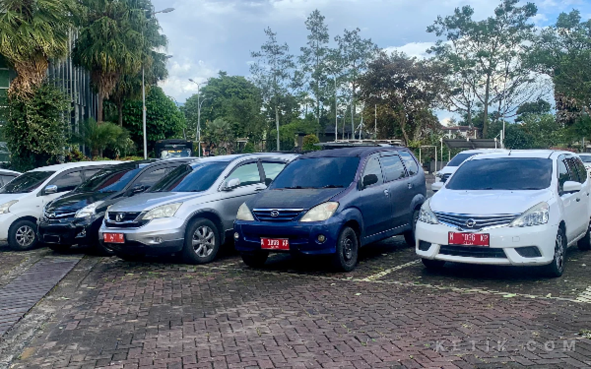 Thumbnail Berita - Meski Sudah Ditegur Wali Kota, Sejumlah Pejabat Kota Batu Masih Kuasai Kendaraan Dinas