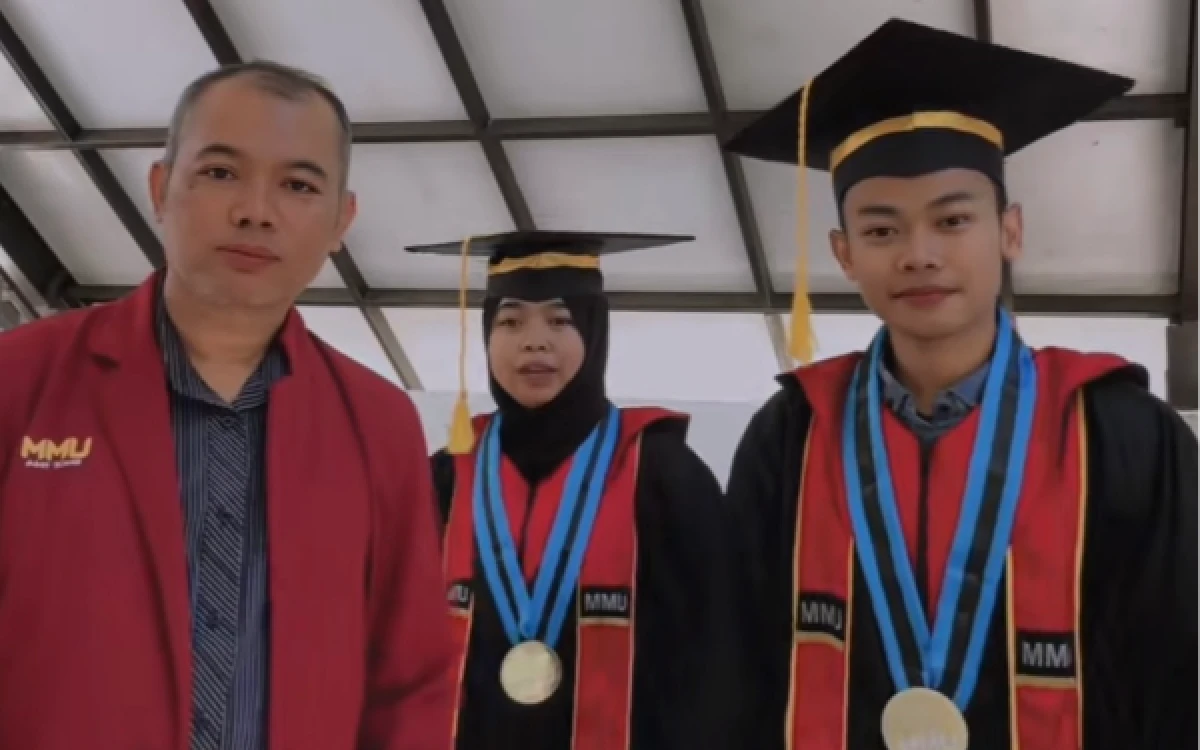 Thumbnail Berita - Tak Sesuai Desain Awal, Calon Wisudawan UMM Minta Toga Baru Segera Direvisi