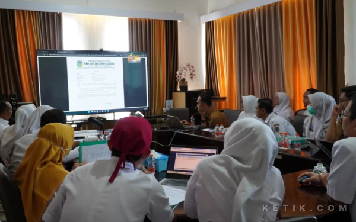 Foto Jajaran manajemen dan tim akreditasi RSUD dr. Darsono Pacitan mengikuti telaah dokumen bersama surveyor KARS secara daring melalui SIDOKAR sebagai bagian dari rangkaian simulasi akreditasi rumah sakit.