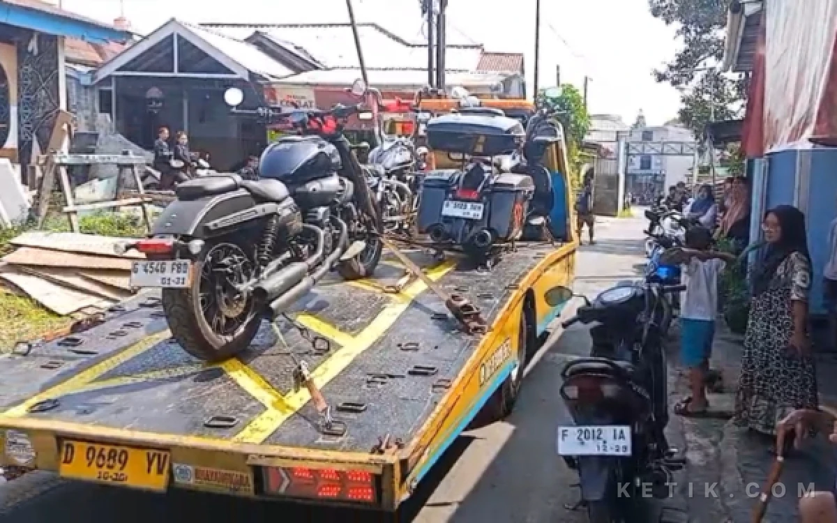 Thumbnail Berita - KPK Geledah Rumah Orang Kepercayaan Bupati Pemalang dan Kantor Setda, Amankan Koper serta Tiga Motor Gede