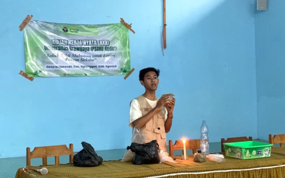 Foto Ketua pelaksana menyampaikan penjelasan mengenai langkah - langkah dalam pembuatan media baglog jamur tiram  (Foto : Mahasiswa KKN Kelompok 12)