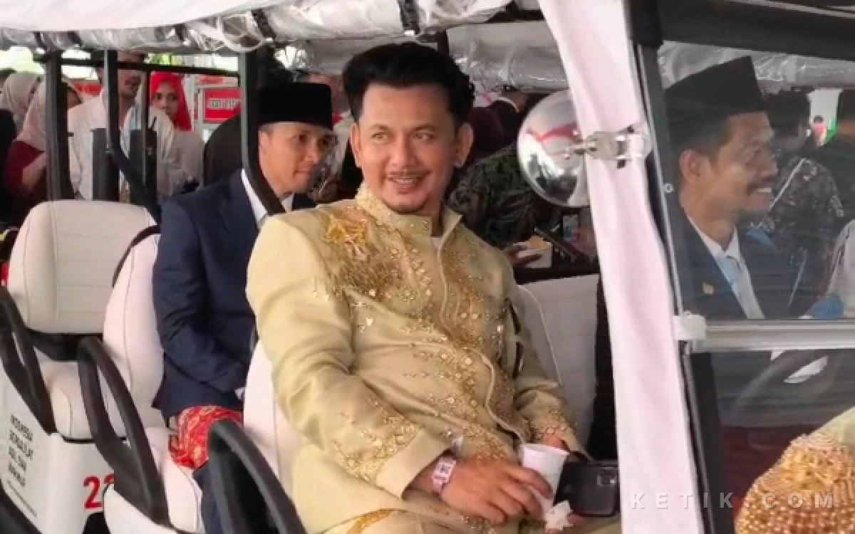 Foto Aris Wandi sebagai tamu penting diantar oleh petugas menggunakan golf car untuk mengikuti pelaksanan pengibaran Bendera Merah Putih di Istana Negara, Jakarta, Senin (17/8/2026). (Foto: Dok Ketik)