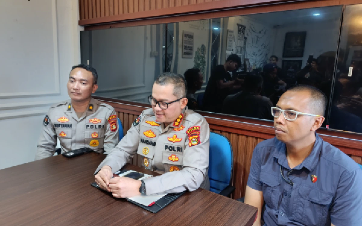 Thumbnail Berita - Bawa Bendera Tauhid & Teriak Takbir, Pria Ini Gemparkan Mapolda Sumsel: Mau Pinjam Helikopter!