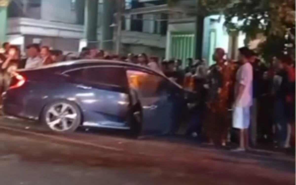 Thumbnail Berita - Mobil Oleng saat Nyalip, Pengemudi Sedan Tewas Tabrak Pohon di Paciran Lamongan