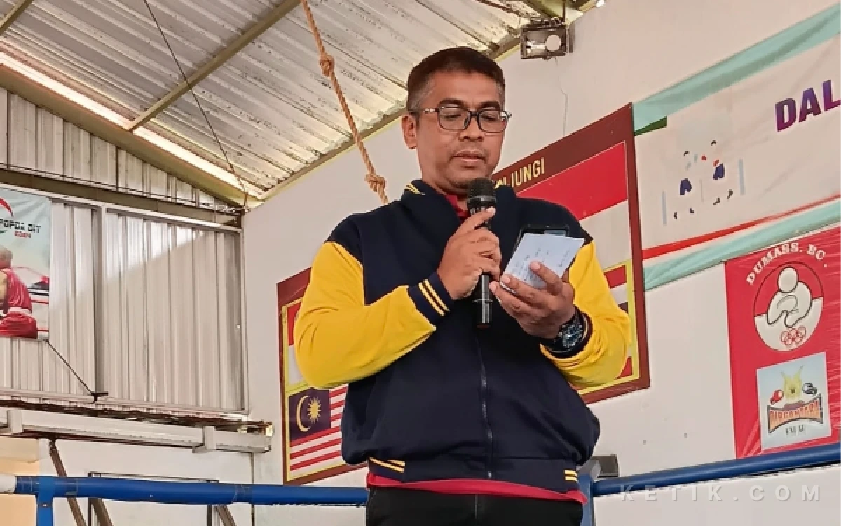 Foto Ketua Penyelenggara Kejurkab Tinju Sleman 2026, Heru Sulistyo, menyampaikan laporan panitia pada acara pembukaan. Kejurkab tahun ini diikuti oleh 48 atlet yang berlaga di 24 partai pertandingan. (Foto: Dok Heru for Ketik.com)