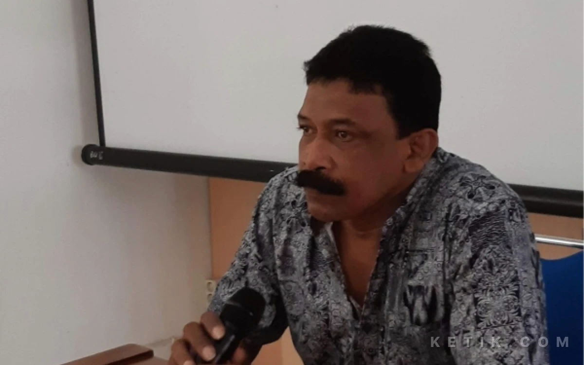 Foto Pemerhati politik sekaligus penasehat sejumlah ormas di Yogyakarta Abdul Hakim memberikan analisis terkait dampak kasus korupsi hibah pariwisata terhadap masa depan PAN Sleman, Rabu 22 Juli 2926. (Foto: Fajar R/Ketik.com)