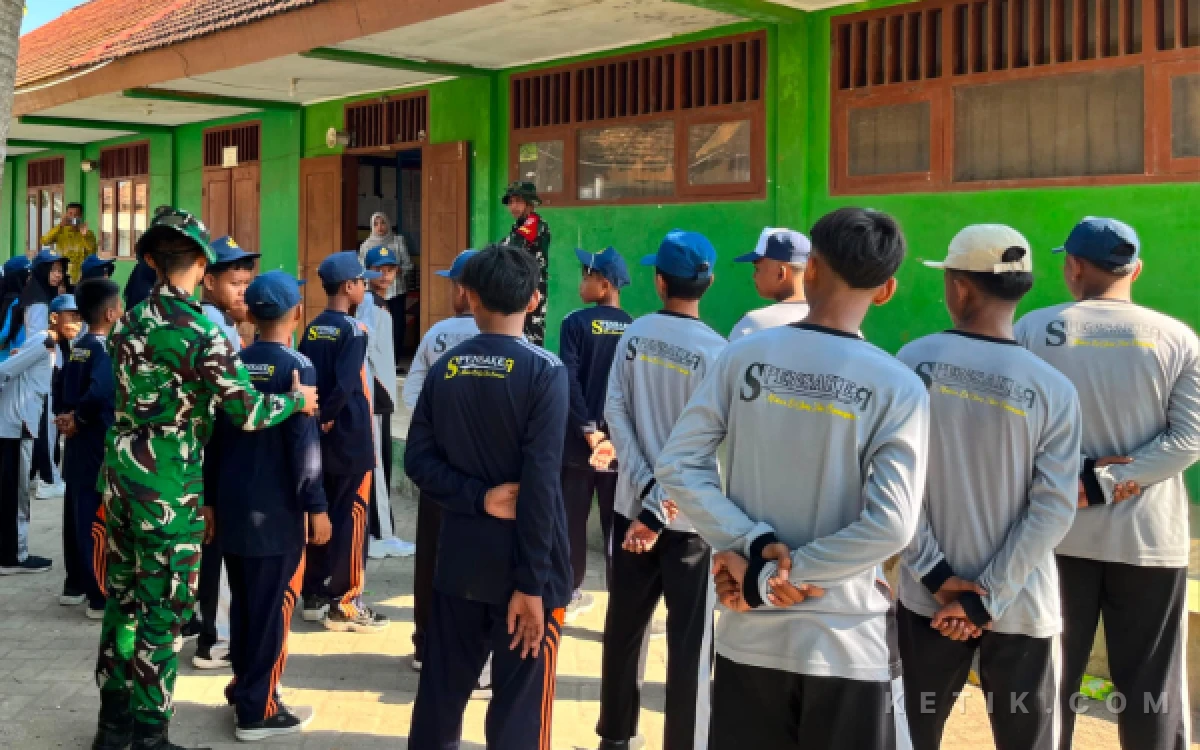 Thumbnail Berita - Satgas TMMD 129 Tanamkan Cinta Tanah Air Lewat Pelatihan PBB bagi Siswa SMP Satu Atap Kesongo