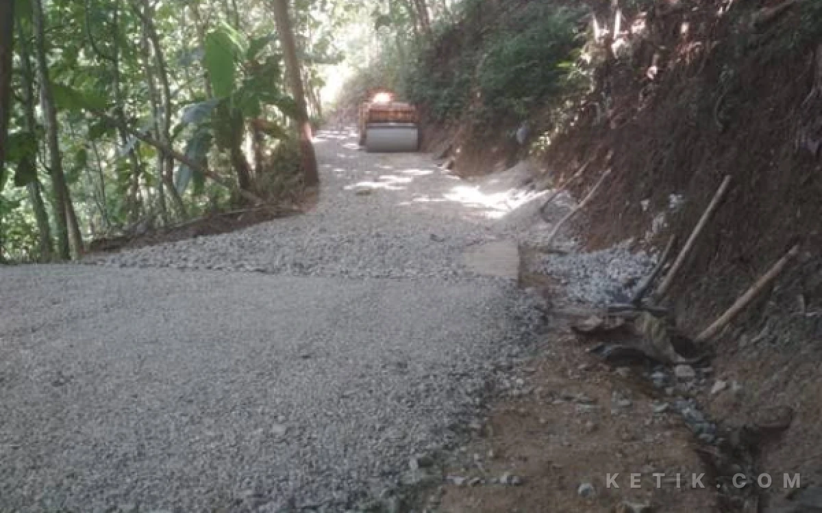 Thumbnail Berita - Proyek Jalan Lingkungan Pacitan Terancam Molor, 292 Paket Baru 99 yang Berjalan