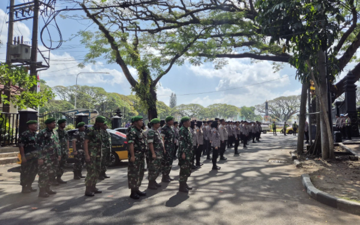 Foto Ratusan personel gabungan disiagakan berjaga di Balai Kota dan Gedung DPRD Kota Malang untuk mengamankan aksi unjuk rasa yang dilakukan oleh aliansi mahasiswa, Senin, 15 Juni 2026 (Foto : Kukuh / Ketik)