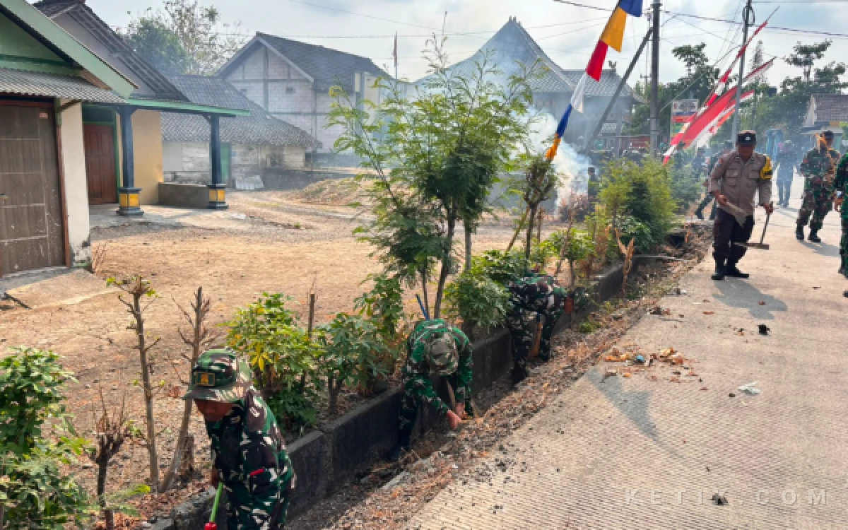 Thumbnail Berita - Bataliyon Yonif TP 885/Belibis Putih Bersama Forkopimcam  Kompak di Karya Bakti Desa Sumberbendo Bojonegoro