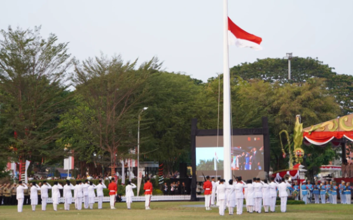 Foto Sang Merah Putih berkibar megah di Kompleks Istana Kepresidenan Gedung Agung Yogyakarta saat Upacara Peringatan Hari Ulang Tahun (HUT) ke-81 Kemerdekaan Republik Indonesia. (Foto: Lik Ist for Ketik.com)