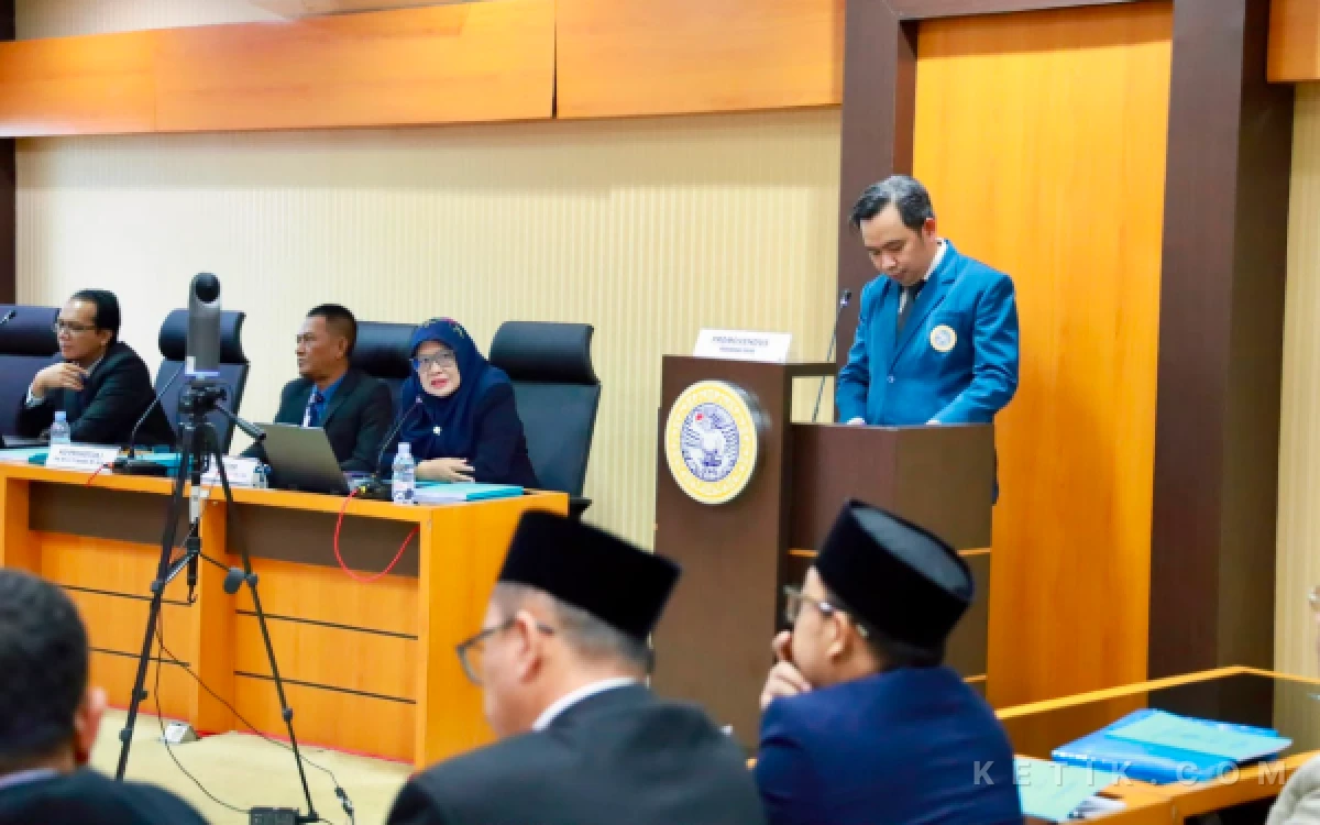 Thumbnail Berita - Bupati Jember Gus Fawait Raih Gelar Doktor Unair dengan Predikat Cumlaude