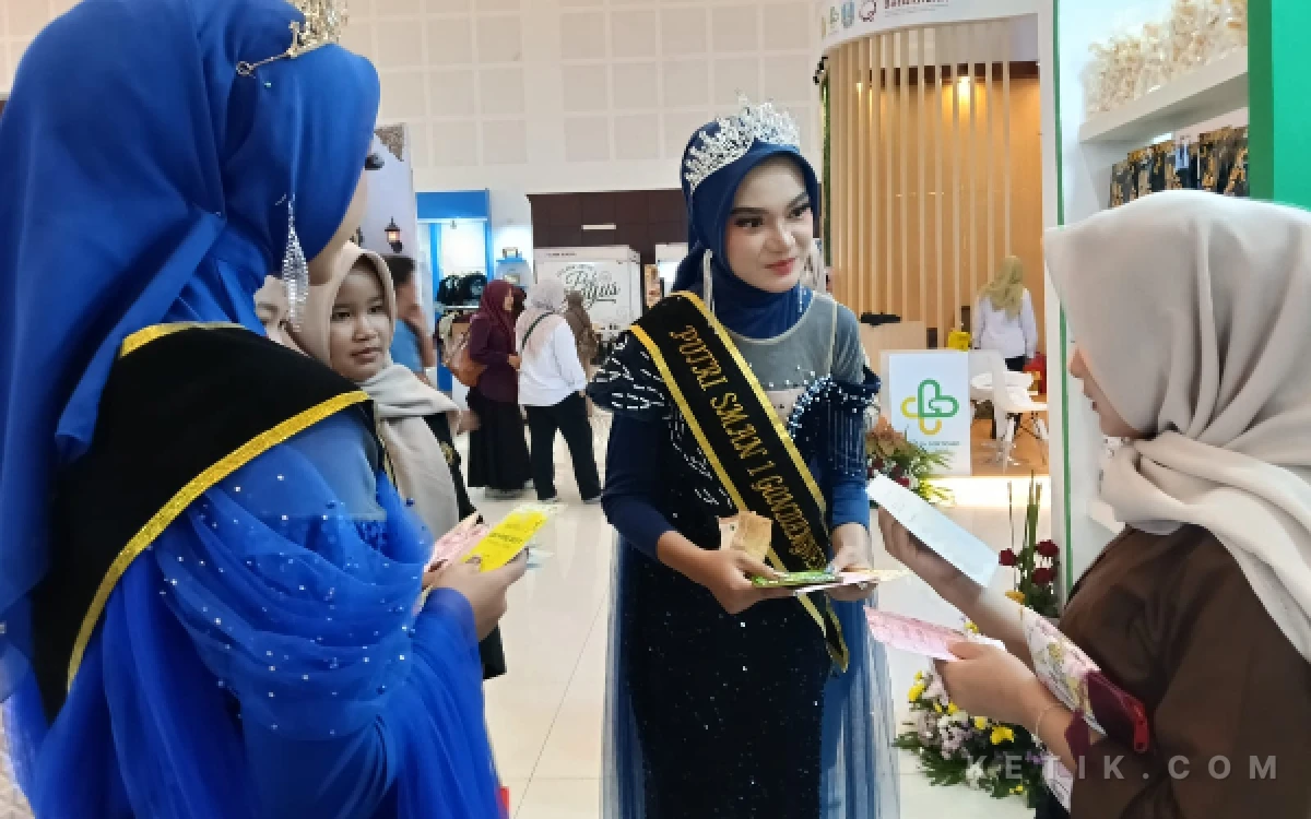 Foto Dua Model cantik dari DT Tata Rias Pengantin Berhijab mempromosikan produk masker wajah Bioaqua dan Madamge dalam even Jatim Fest 2026 di Grand City Mall Surabaya, Rabu, 30 September 2026. (Foto: Yuni Ernawati)