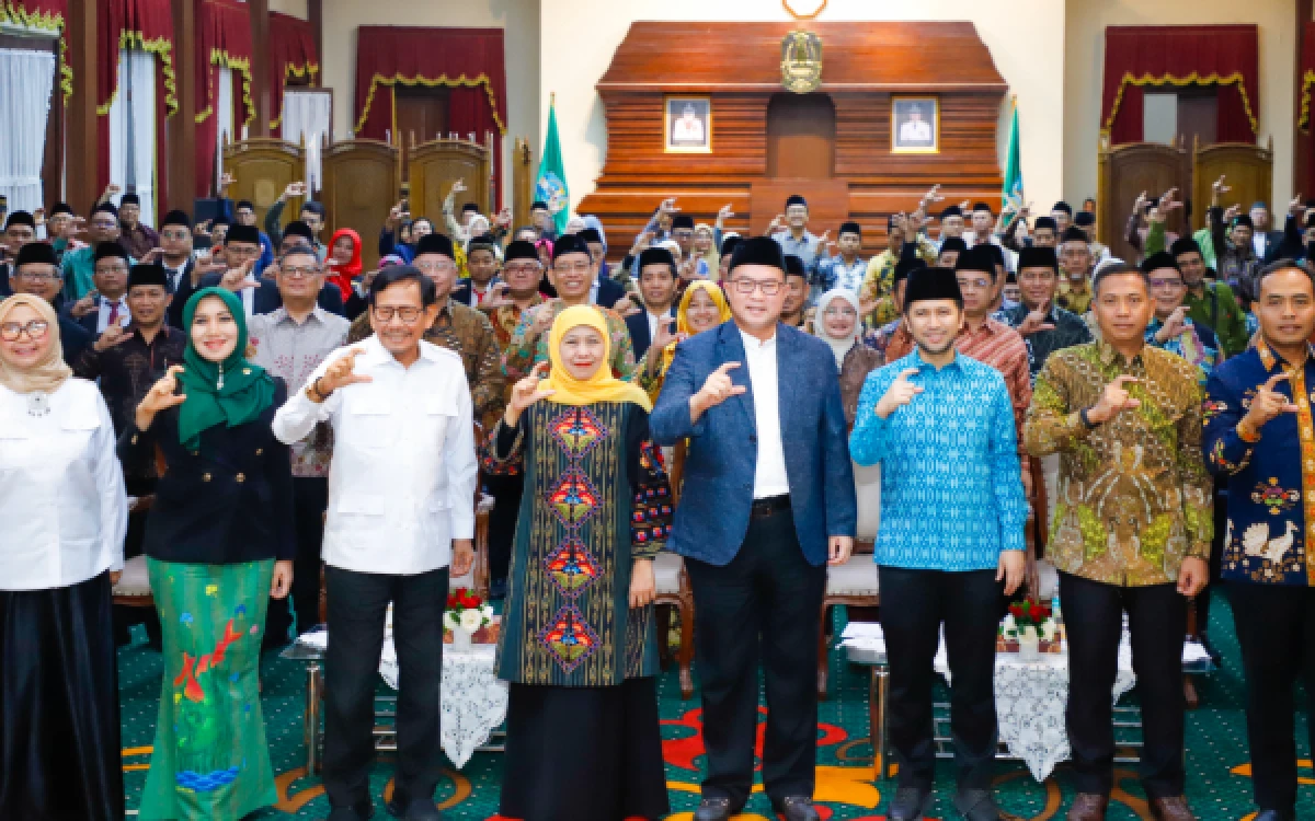 Thumbnail Berita - Hadiri Pengukuhan ICMI Jatim 2026-2031, Gubernur Khofifah Ajak Living Laboratory di Jawa Timur