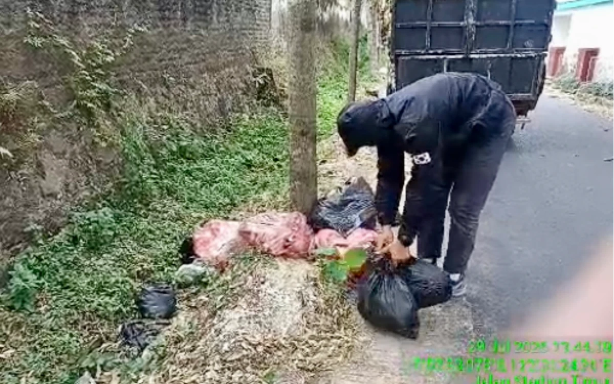 Thumbnail Berita - DLH Kota Batu Respons Cepat Keluhan Warga, Sampah Liar di Jalan Mustari Langsung Diangkut