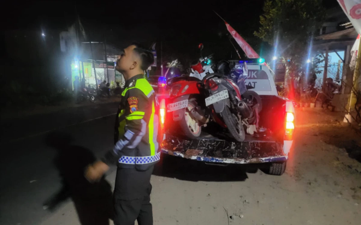 Thumbnail Berita - Kecelakaan Dua Motor di JLS Pacitan-Trenggalek, Satu Pengendara Alami Cedera dan Jari Putus