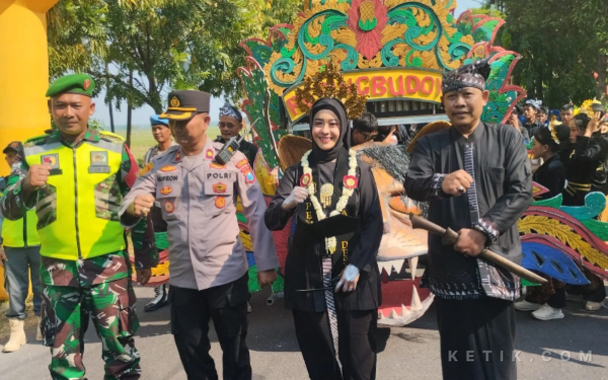 Thumbnail Berita - Kirab Tumpeng Perdana Meriahkan Haul Eyang Singonoyo di Desa Sukorejo Bojonegoro