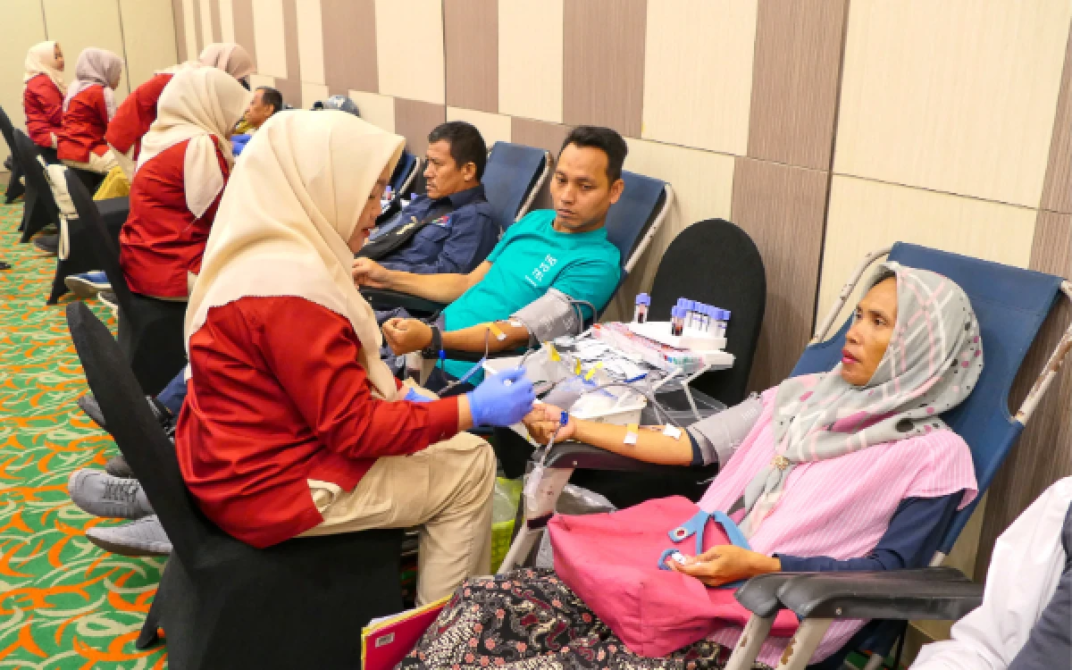 Foto Warga Palembang antusias donorkan darah pada kegiatan Palang Merah Indonesia (PMI) Kota Palembang yang berkolaborasi dengan Novotel Palembang menggelar aksi donor darah besar-besaran, Selasa (18/8/2026) di Ambassador Room Novotel Palembang. (Foto: M.Tohir/Ketik.com)