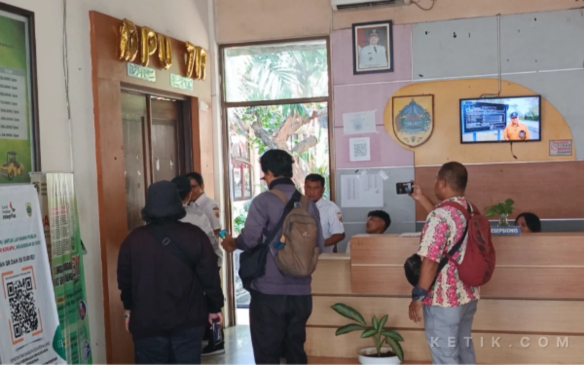 Thumbnail Berita - Penyegelan Ruang Kadis DPUPR Pemalang oleh KPK Jadi Sorotan, Plt Sekdin Diduga Halangi Wartawan Liputan
