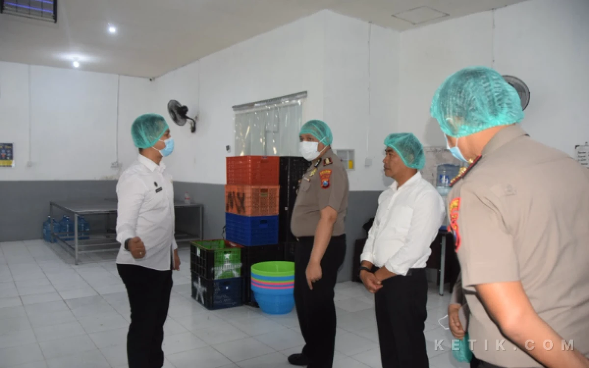 Thumbnail Berita - Jaga Kualitas MBG, Kapolres Bondowoso Cek Langsung Kesiapan SPPG Polri