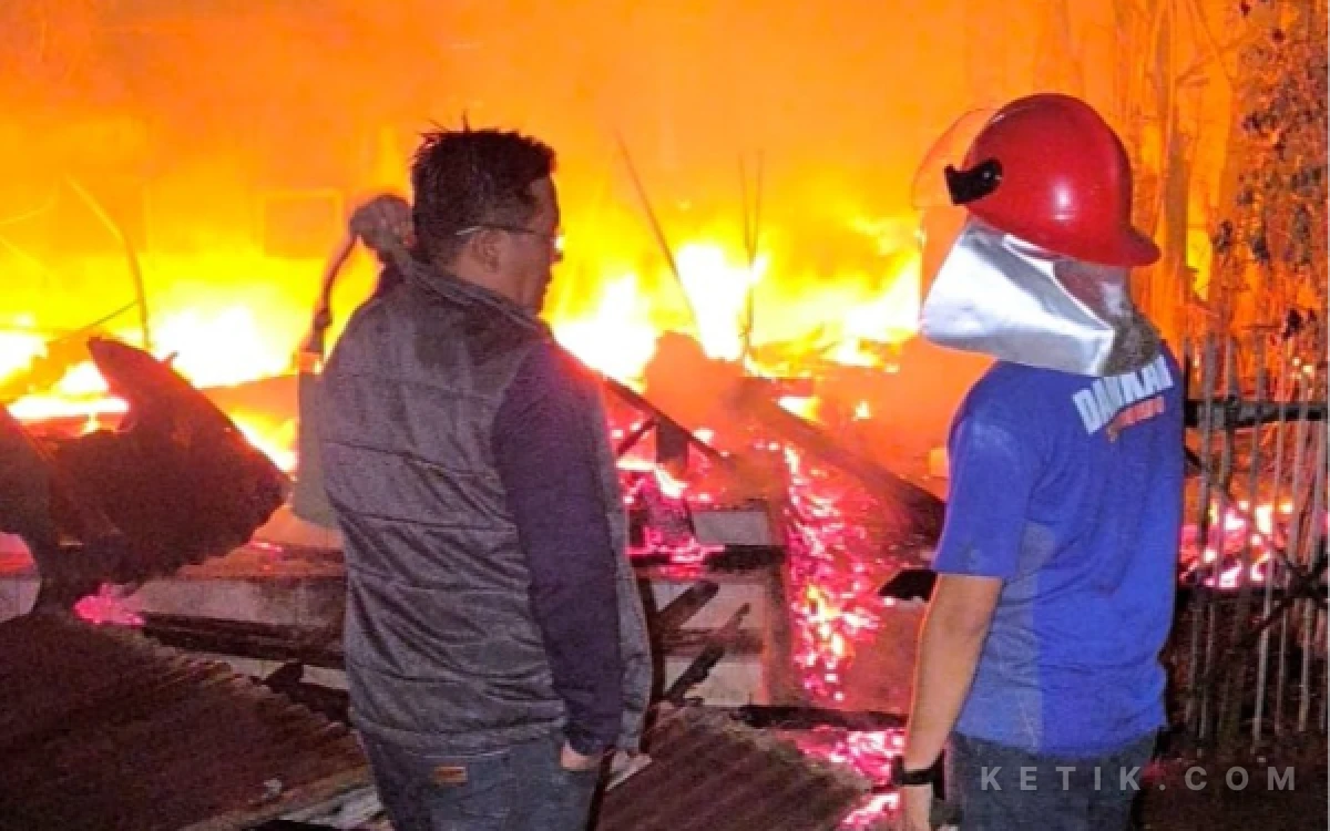 Thumbnail Berita - Diduga Korsleting Listrik, Dua Rumah dan Perhiasan Emas di Situbondo Hangus Terbakar