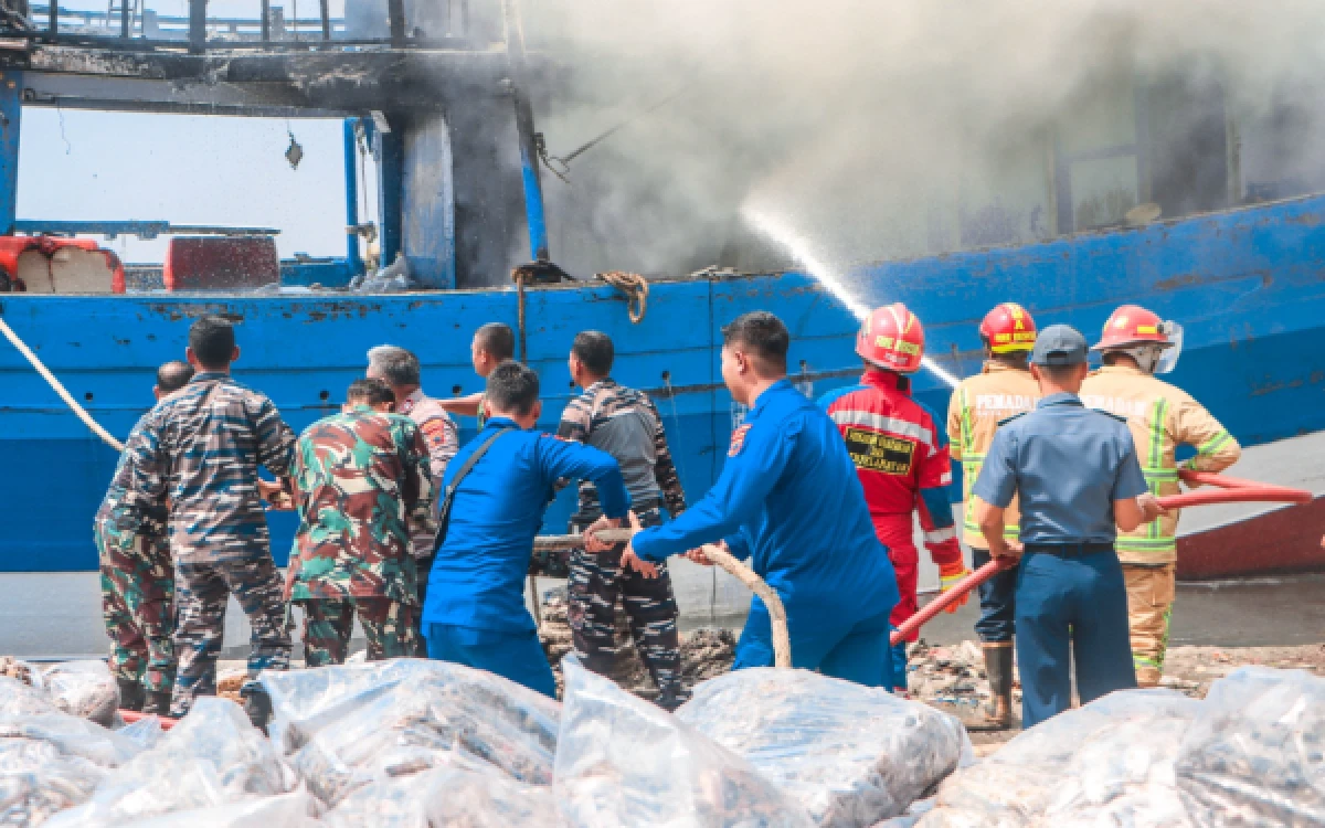 Thumbnail Berita - Korsleting Diduga Picu Kebakaran KM Usaha 3 di Pelabuhan Tegalsari Kota Tegal, Api Berhasil Dilokalisir