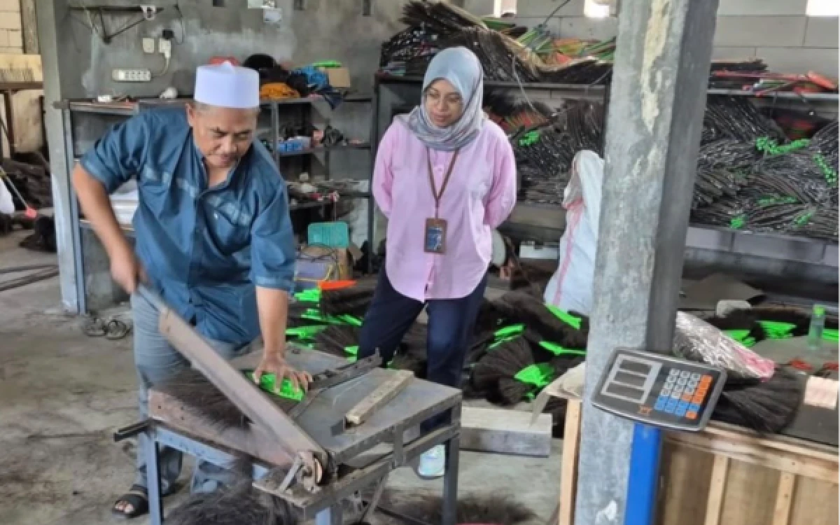 Thumbnail Berita - Sentuhan KUR BNI Bikin Sapu Ijuk Semboro Kian Diminati Pasar