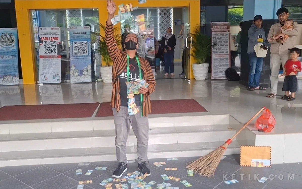 Thumbnail Berita - Efek Demo Staf Notaris/PPAT, Kepala Kantah Sleman Dipindah, Aktivis JCW Gelar Aksi Teatrikal