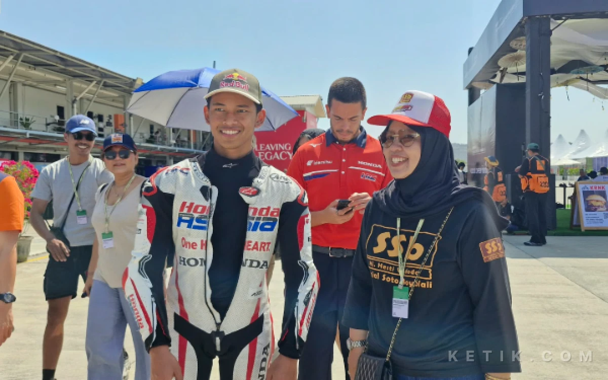 Foto Hj Hesti, Owner SSB Hj. Hesti foto bersama Pembalap Moto3 GP Veda Ega Pratama. (Foto: Dok. Ketik.com)