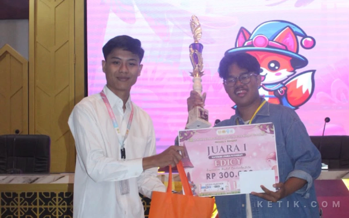 Foto Ketua Pelaksana EDICY 2026, Muchammad Ivan Firmansyah, menyerahkan hadiah kepada pemenang lomba fotografi.(Foto: Putri Nabilla Setiyanti/ketik.com)