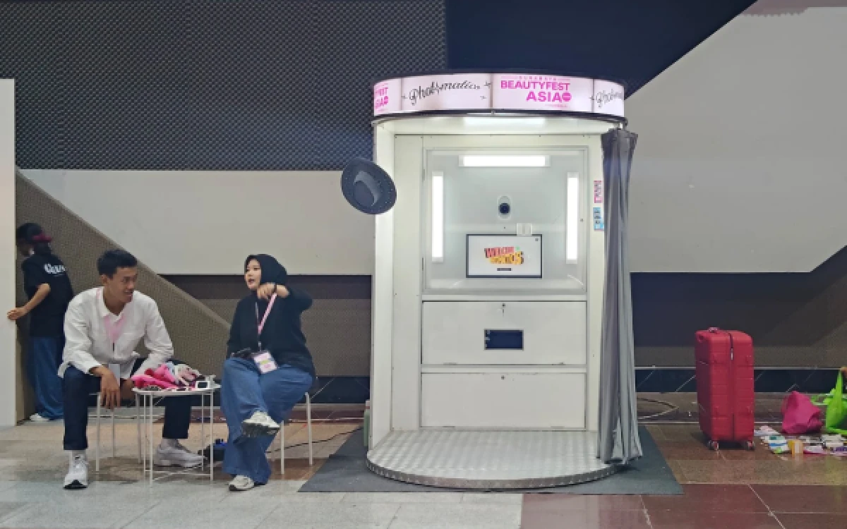 Foto Tampak sebuah ruang photobooth dari  "photomatics" disertai dengan dua penjaga stand disebelahnya dalam acara Beautyfest Asia 2026 di Convention Hall, Tunjungan Plaza 3, Surabaya, Jumat, 30 Oktober 2026  dalam acara Beautyfest Asia 2026 di Convention Hall, Tunjungan Plaza 3, Surabaya, Jumat, 30 Oktober 2026 (foto: Risma Nur Intan Anda Rini/ketik.com)