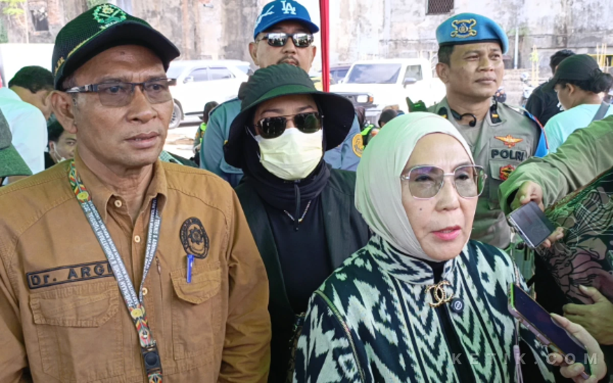 Foto Kuasa Hukum PT Permata Sentra Propertindo, Titis Rachmawati, S.H., M.H., didampingi Panitra PN Palembang Dr Sumardji SH MH memberikan keterangan kepada awak media terkait pelaksanaan eksekusi lahan Eks Cineplex Cinde Palembang, Senin 8 Juni 2026. (Foto: M Nanda/Ketik.com)