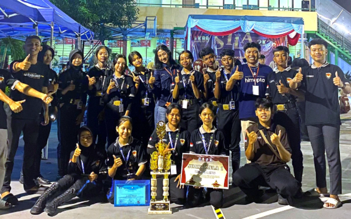 Thumbnail Berita - Anugerah dari Langit , SMPN 1 Sumbergempol Sabet Juara Umum 2 di UBHI Sportverse Tournament 2026