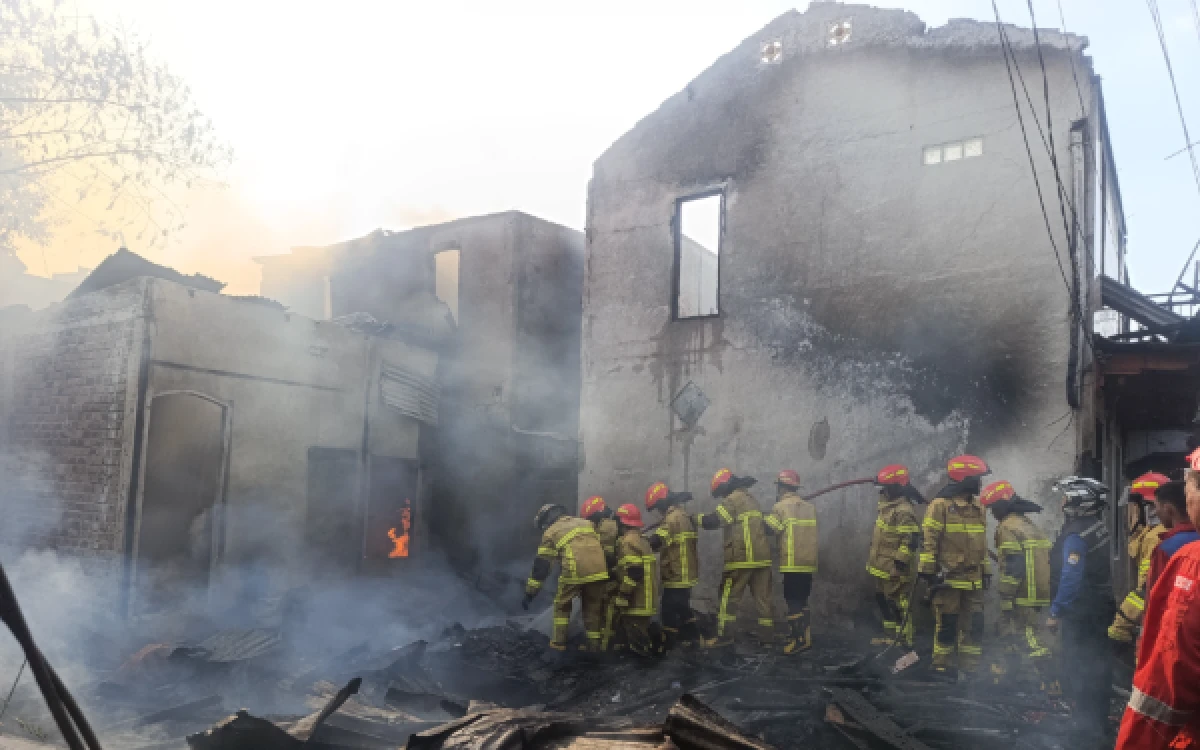 Thumbnail Berita - 4 Rumah Terbakar di Permukiman Padat Palembang, Damkar Bentangkan 120 Meter Selang