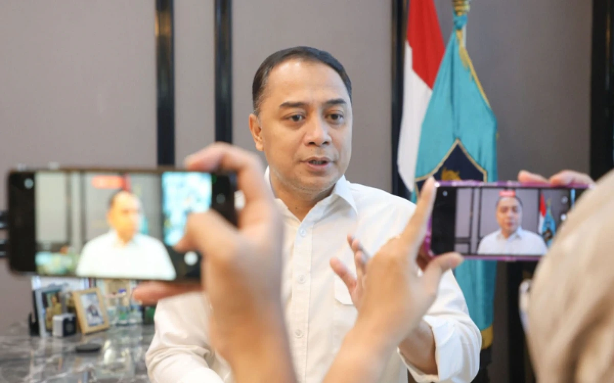 Thumbnail Berita - Wali Kota Eri Cahyadi Luncurkan Hotline “Lapor Cak Eri”, Aduan Warga Surabaya Dipantau Langsung