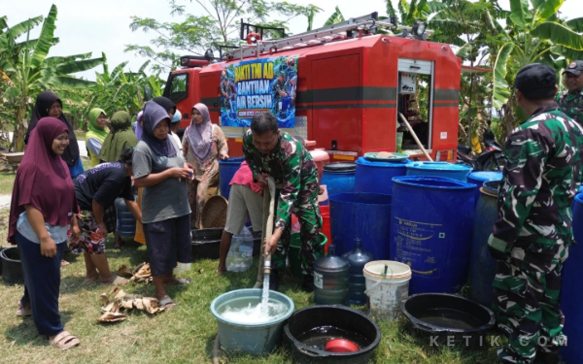 Thumbnail Berita - Bentuk Kepedulian Kodim 0703/Cilacap Salurkan 3.500 Liter Air Bersih Untuk Warga Gintungreja