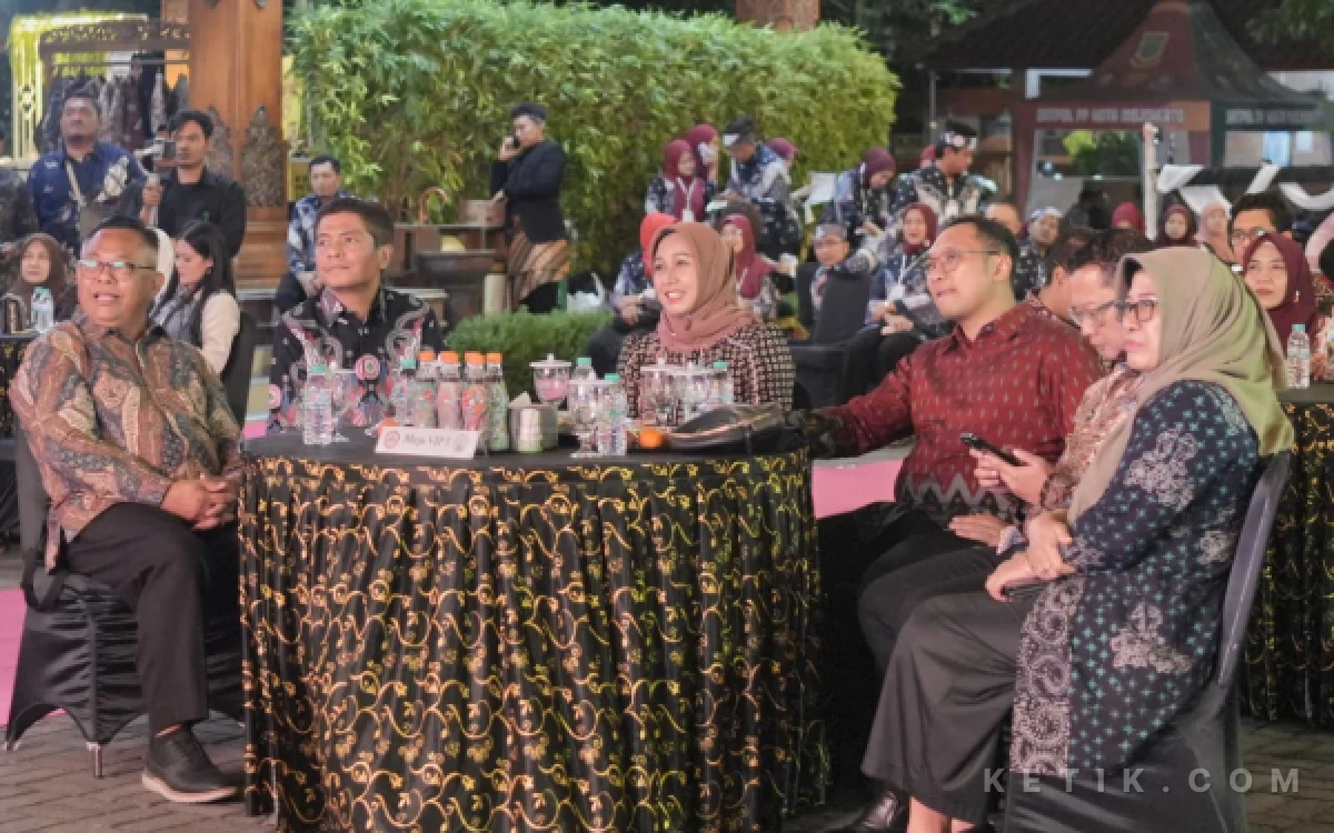Foto ning ita wali kota mojokerto bersama Wakil Bupati Mojokerto dr. Muhammad Rizal Octavian, serta jajaran pengurus IDI di  acara gala dinner sekaligus kick off road to HUT ke-76 IDI bertema “Gerakan Sejawat Bergerak Mengabdi untuk Masyarakat” ( foto : humas pemkot mojokerto/ ketik.com)