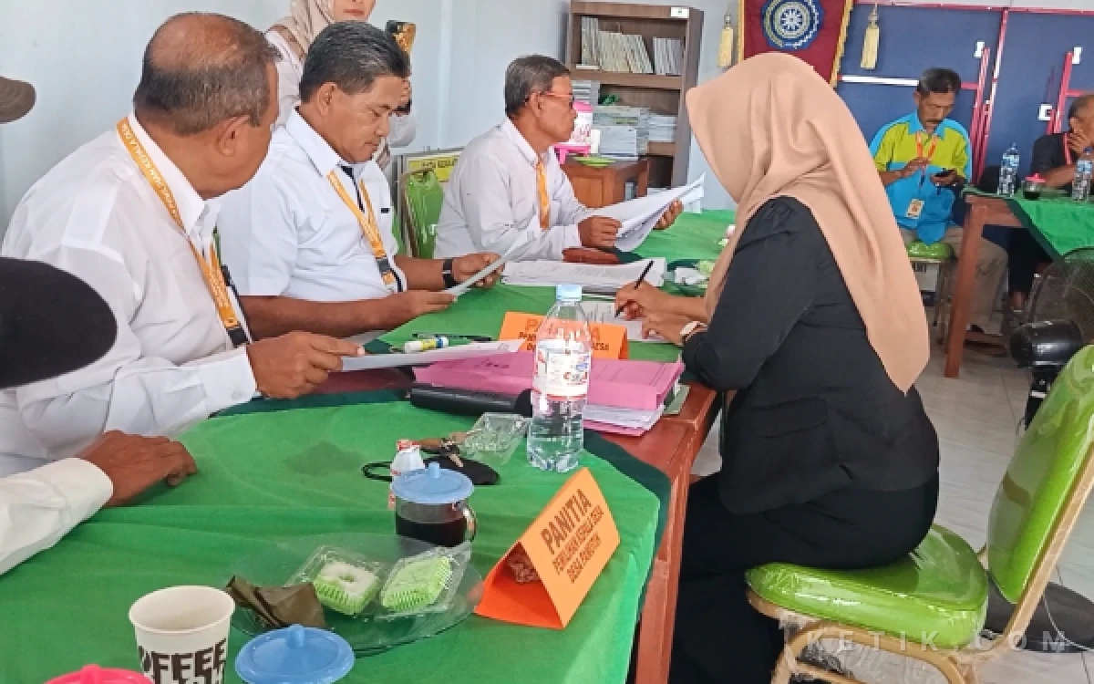 Foto Purwati saat mengisi formulir pendaftaran sebagai Bakal Calon Kepala Desa Pamutih (Foto: Slam/ketik.com)