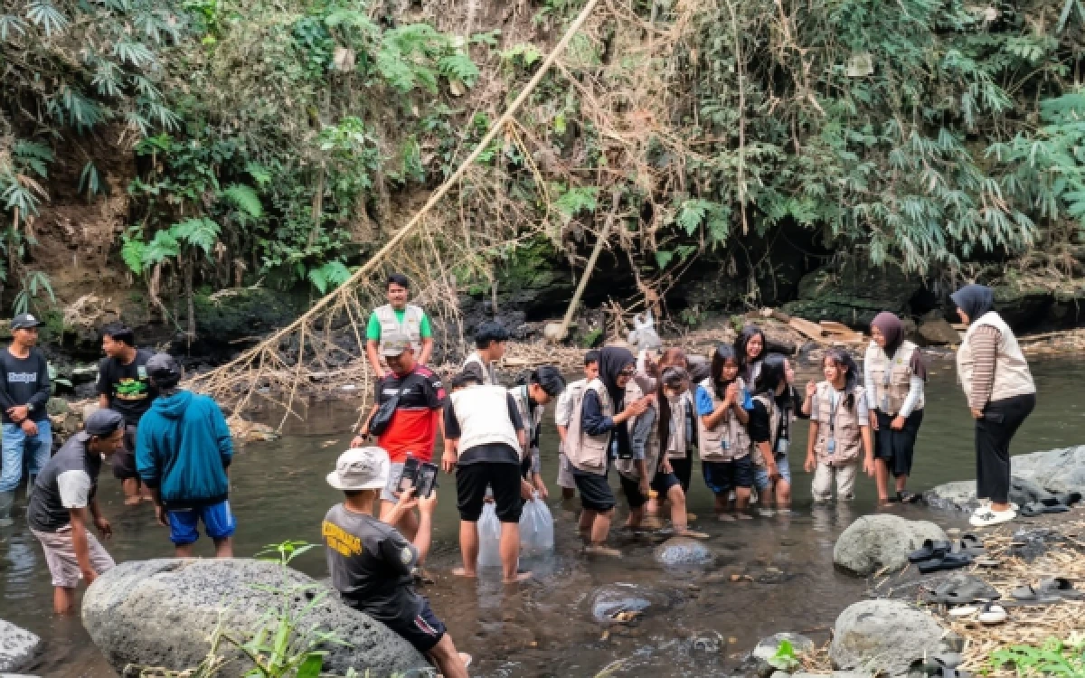 Thumbnail Berita - Jaga Keberlanjutan Ikan Lokal, Mahasiswa UB Tebar 10.000 Benih Wader di Pandanajeng Malang