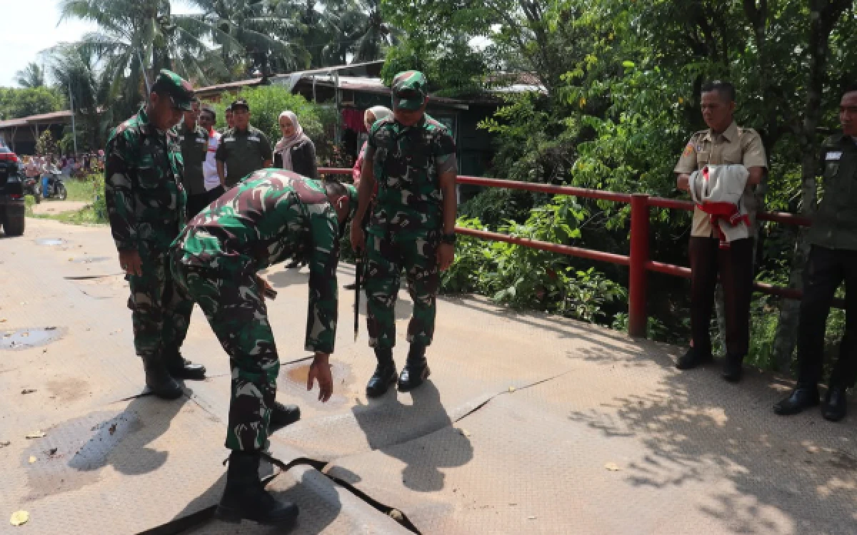 Foto Komandan Kodim 0402/OKI-OI, Letkol Inf Gunawan Wibisono, SH, meninjau jembatan di Desa Tebedak, Kecamatan Payaraman, Kabupaten Ogan Ilir, Kamis 23 Juli 2026. (Foto: Kodim OKI-OI)