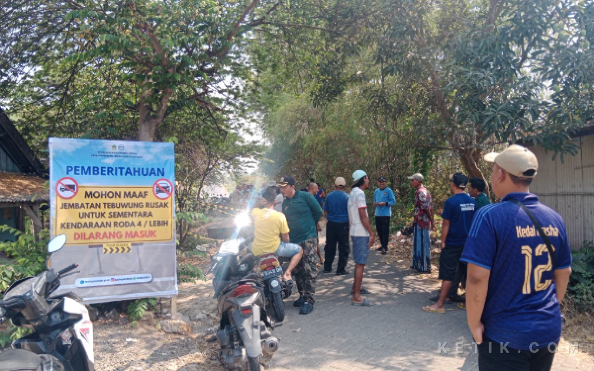 Foto Spanduk imbauan dari dinas terkait terpasang di akses menuju Jembatan Tebuwung yang melarang kendaraan roda empat atau lebih melintas akibat struktur bangunan amblas, Jumat (4/9/2026).(Foto: Aris/Ketik.com)