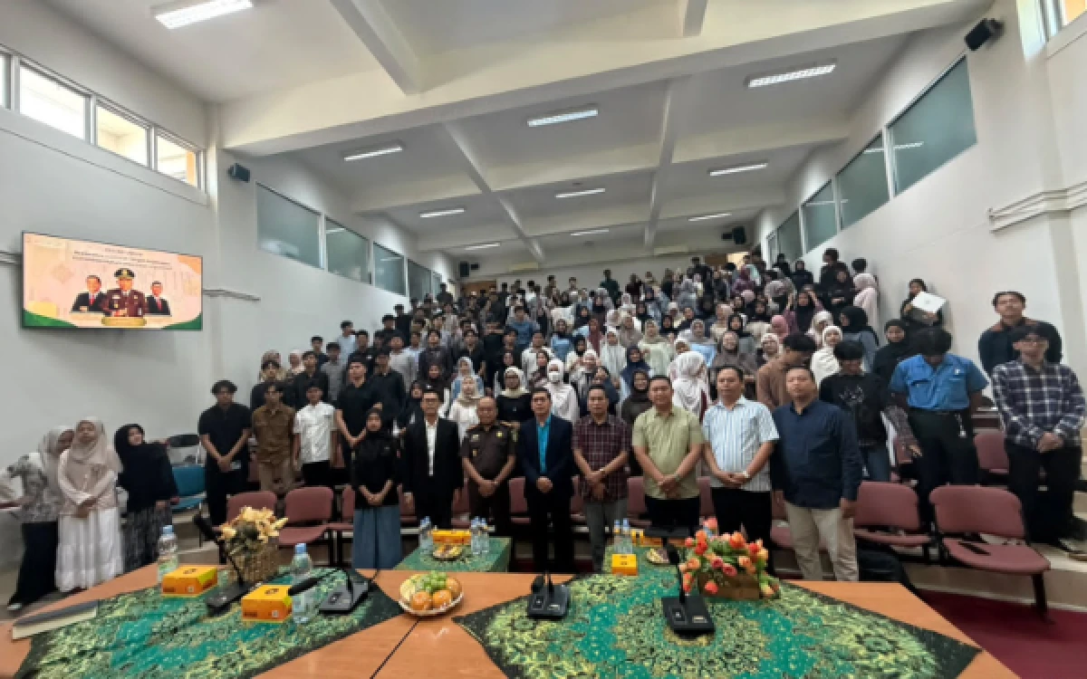 Foto Sesi foto bersama Kajari Sleman, jajaran Dekanat FSH UIN Sunan Kalijaga, panitia, dan ratusan mahasiswa baru peserta kuliah umum (Foto: Bw for Ketik.com)