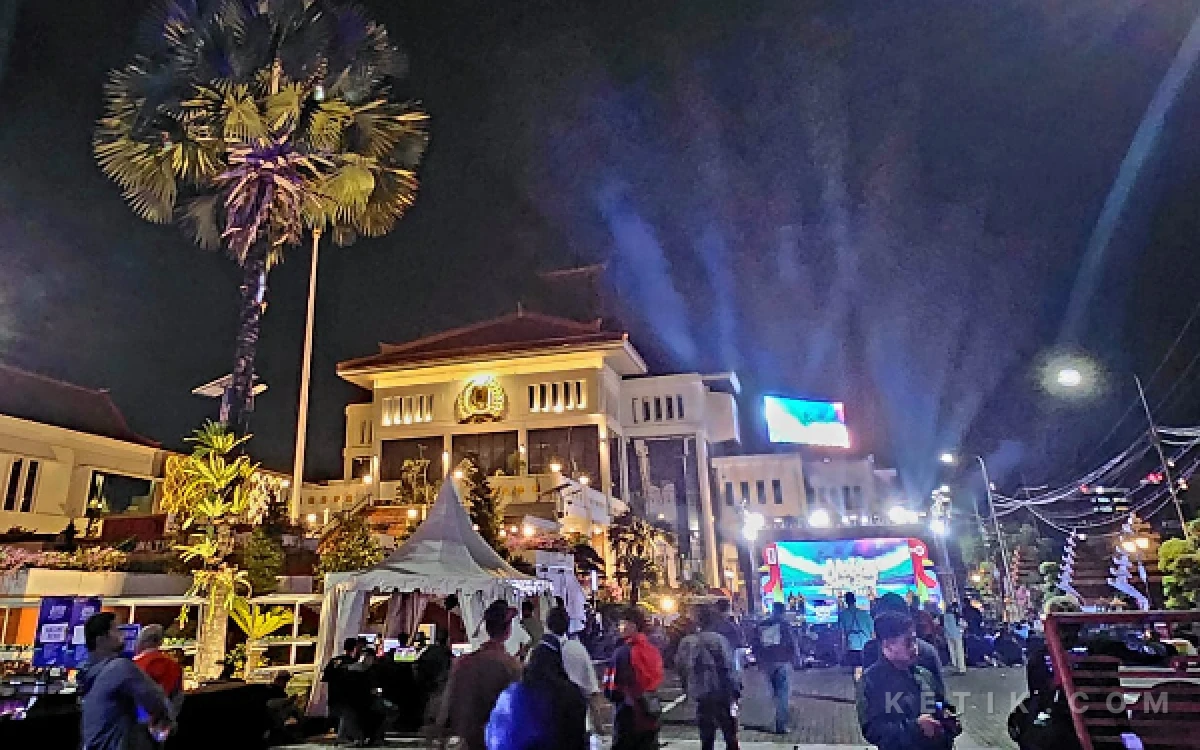 Thumbnail Nobar Piala Dunia 2026 di "Rumah Rakyat" DPRD Jatim! Meski Beda Dukungan, Ribuan Penonton Utamakan Kebersamaan